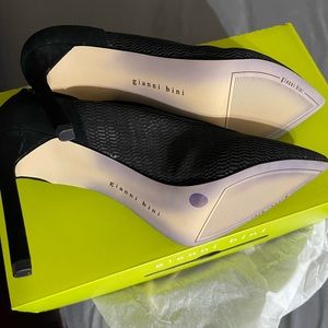 Black Gianni Bini pumps with gold chain anklet